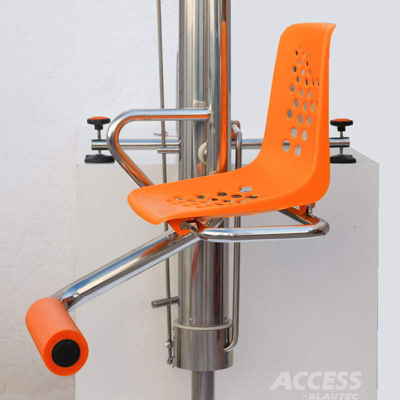 Vista perfil de elevadores de piscina Access B2 con opcionales de arnés y reposacabezas incluidos.